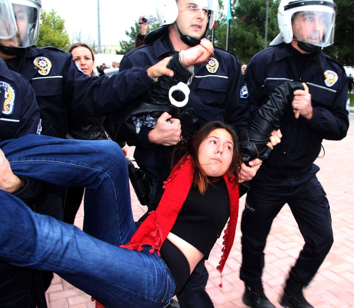 Bakan Günay\'a Yumurtalı Protesto