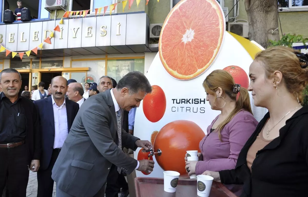 Başkan Tuna, Vatandaşlara Narenciye Suyu Dağıttı