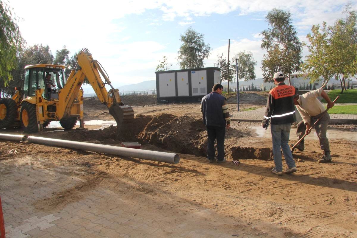 Burhaniye\'de Hummalı Alt Yapı Seferberliği Sürüyor