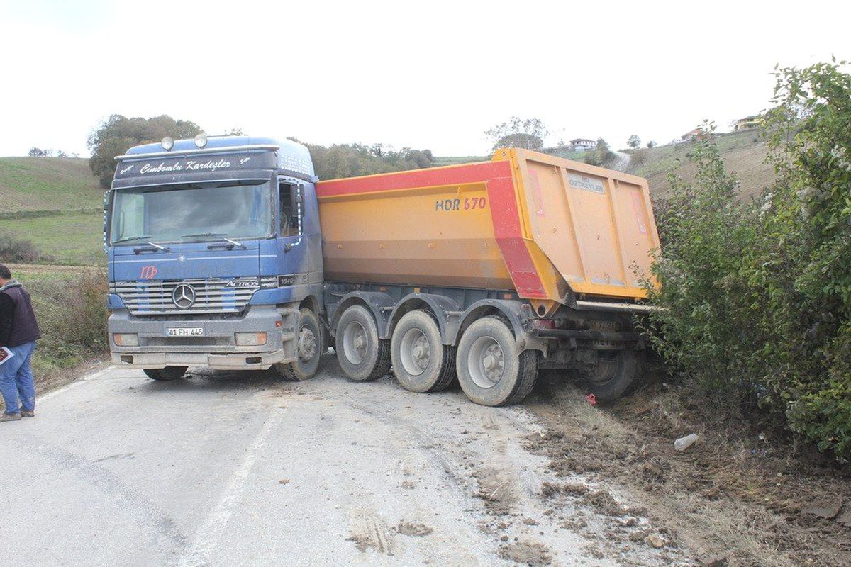 Dorsesi Arızalanan Tır Ters Döndü