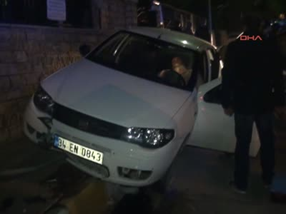 Edirne Otomobil, Askerlik Şubesi Önünde Kaldırıma Çıkıp Tabelaya Çarptı