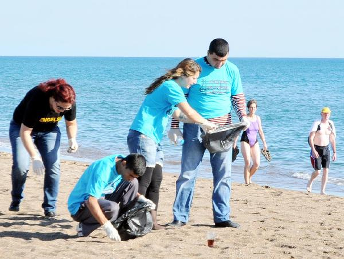 Engelli Gençler Sahili Temizledi