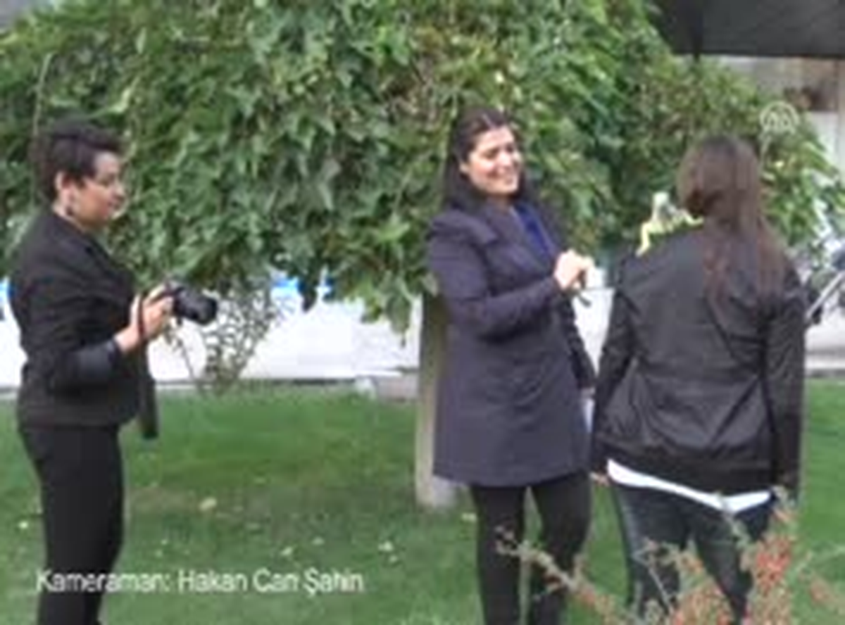 Evinde İguana Besliyor