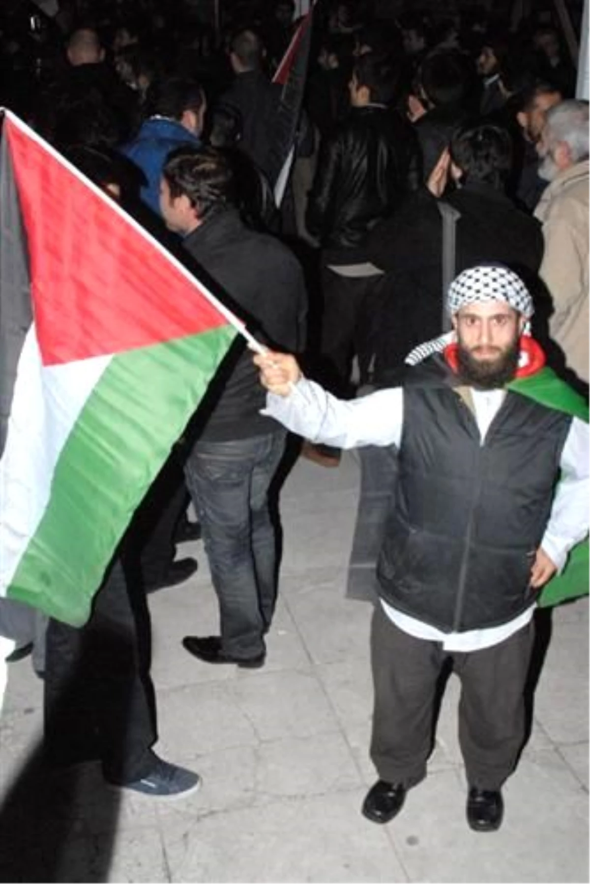 Fatih Cami\'nde Toplanan 3 Bin Kişi İsrail\'i Protesto Etti