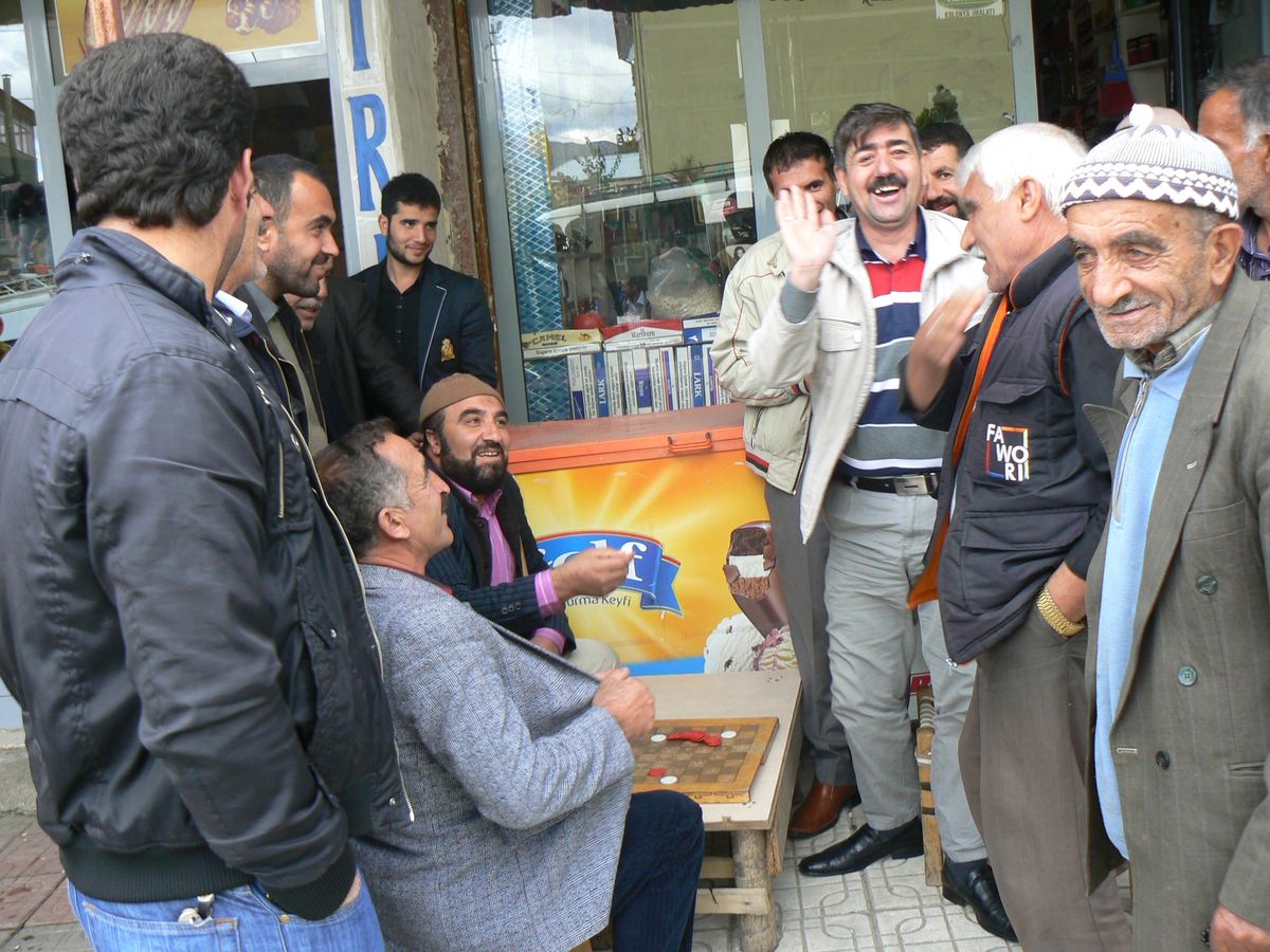 İş Yapamayan Esnaf Dama ile Stres Atıyor