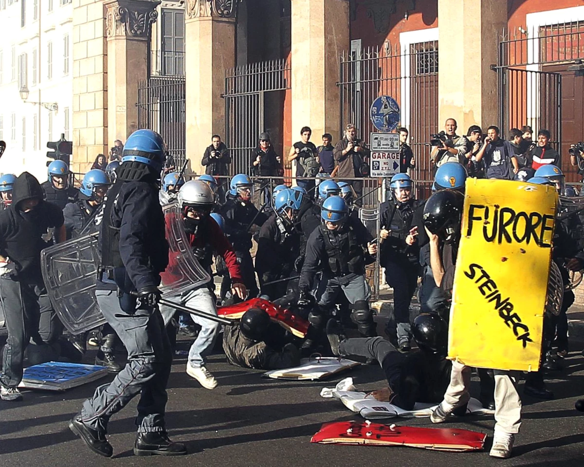 İtalya\'da Göstericiler, Polisle Çatıştı