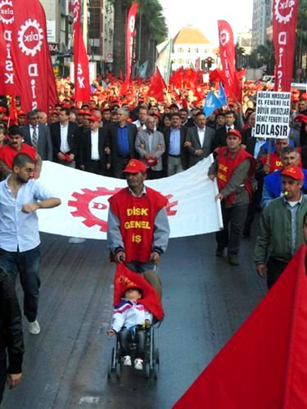 İzmir\'de Belediye İşçilerinden \'Taşerona Hayır\' Yürüyüşü