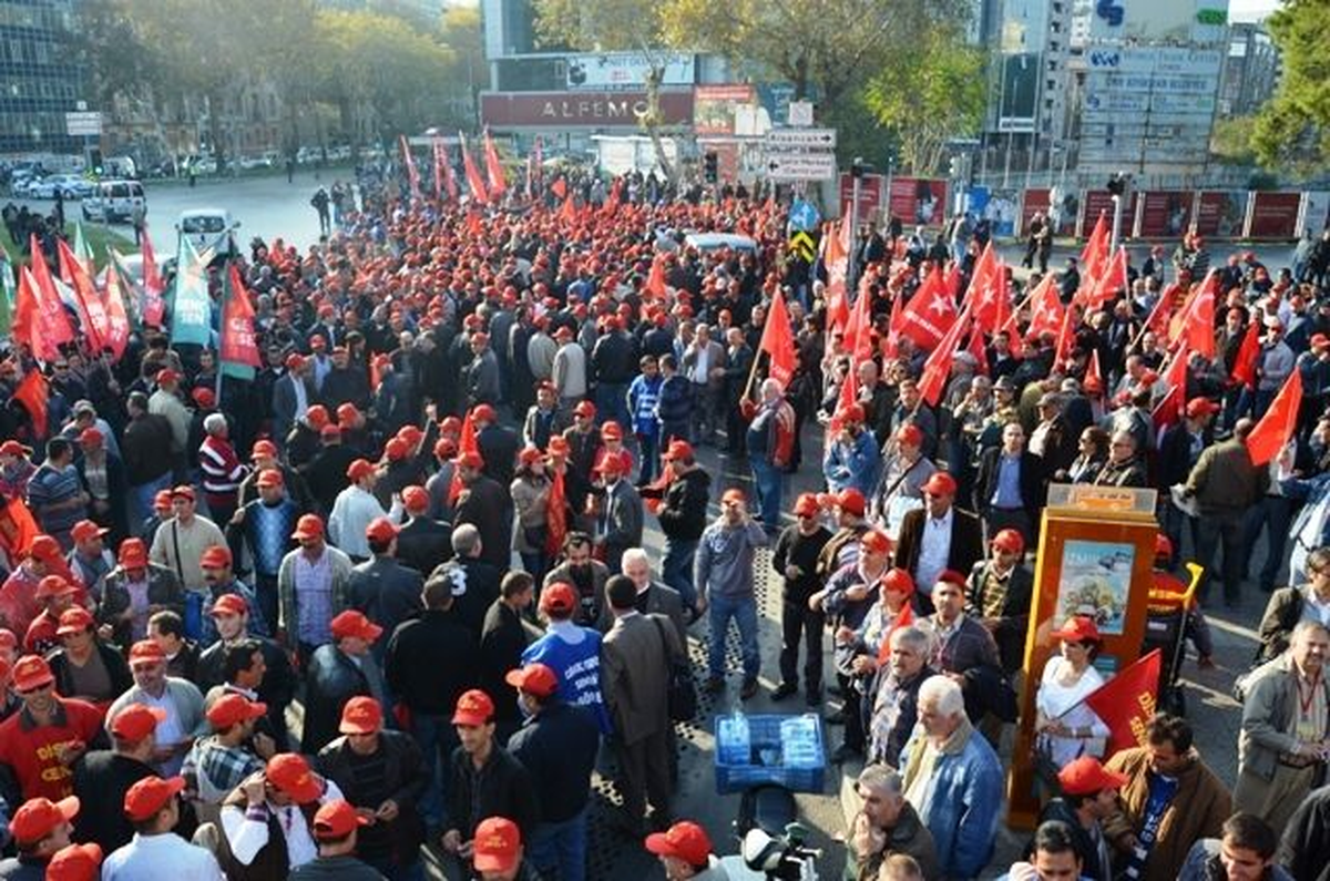 İzmir\'de Belediye İşçilerinden \'Taşerona Hayır\' Yürüyüşü