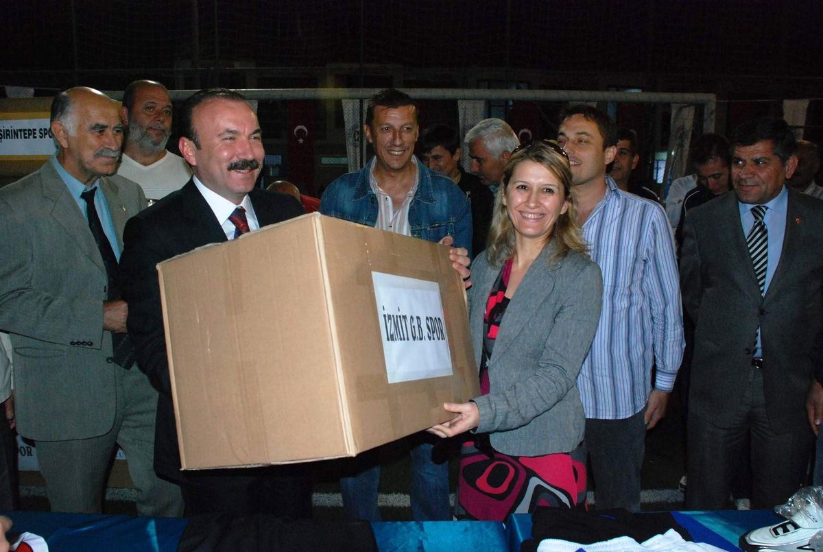 İzmit Belediyesi\'nden Amatorlere Malzeme Yardımı