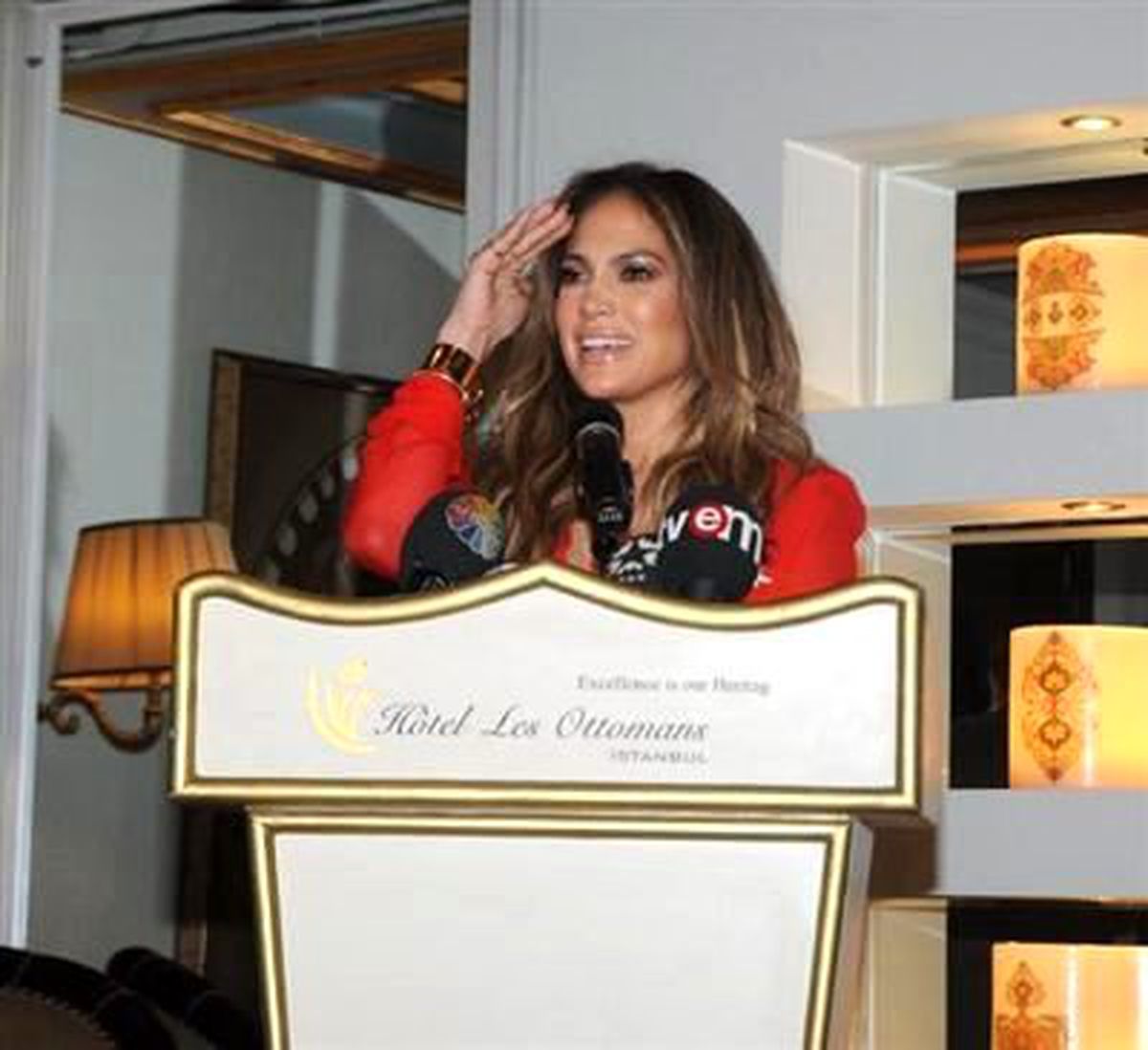 Jennifer Lopez\'in Basın Toplantısı Kaprisi