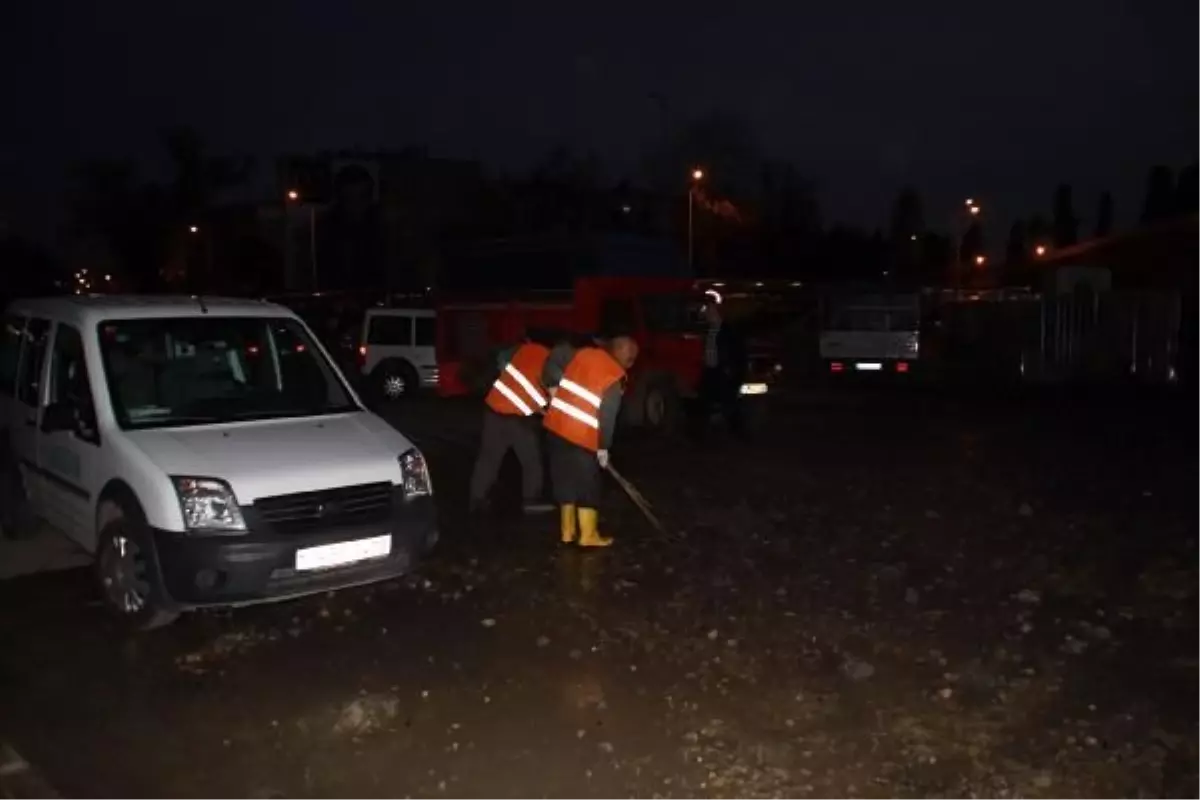 Kadıköy\'de İş Makinesı Su Borusunu Delince