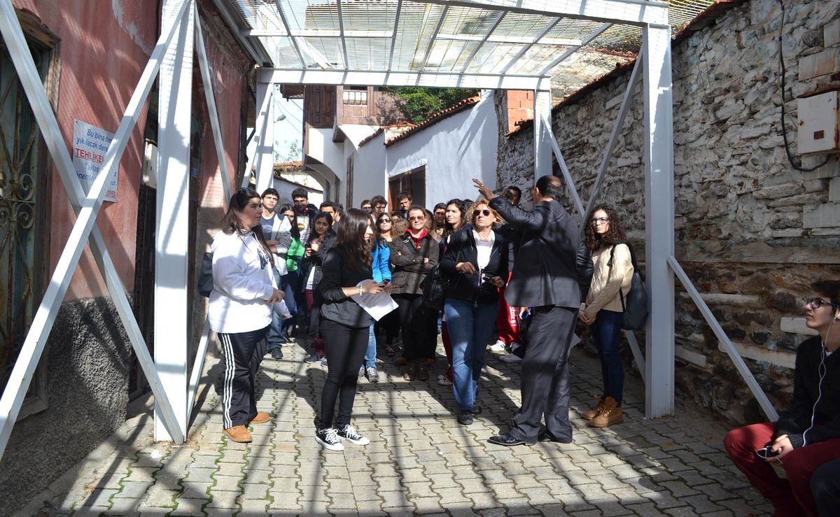 Kula\'ya Ziyaretçi Akını Devam Ediyor