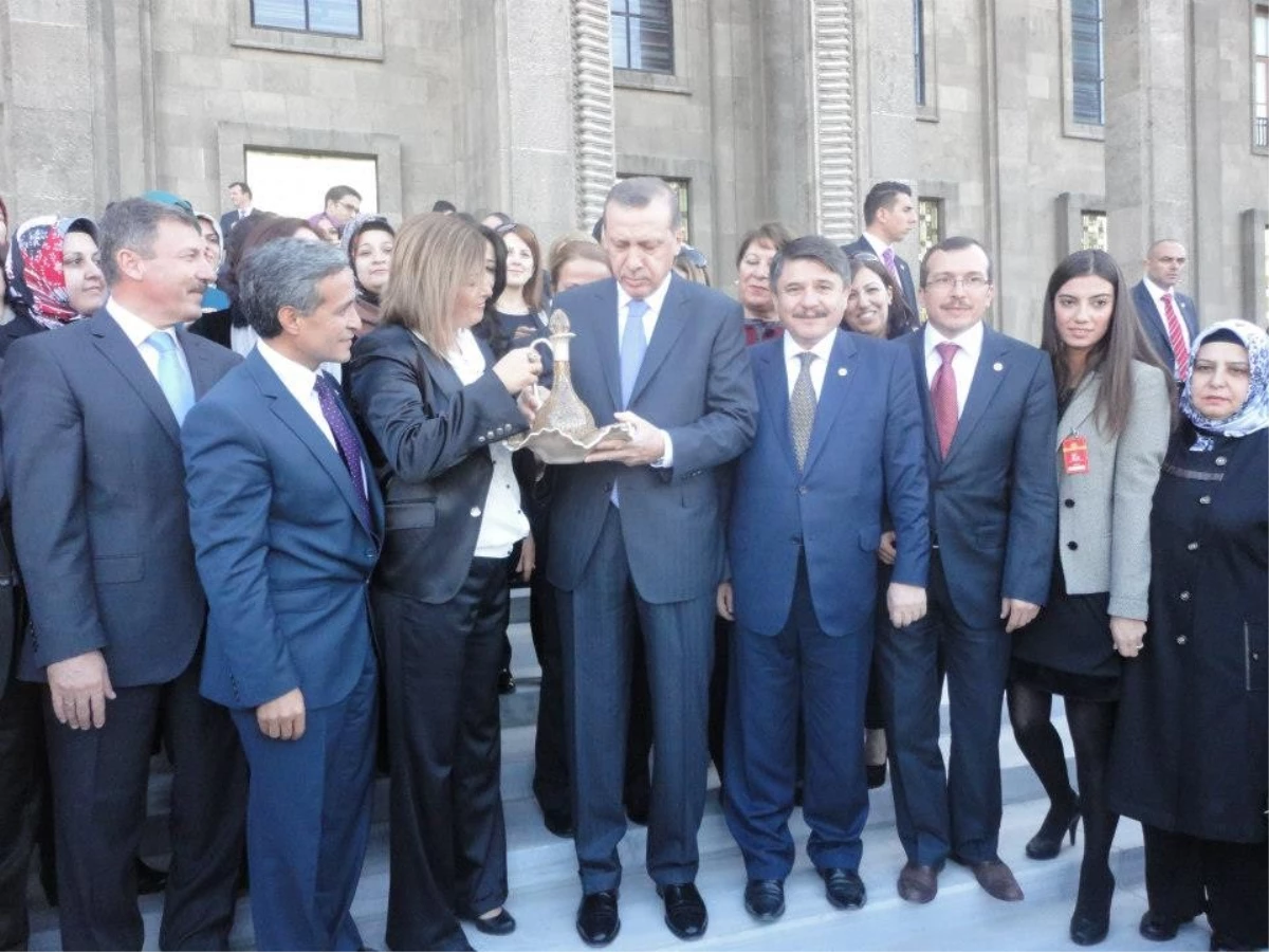 Manisalı Kadınlar Başbakan Erdoğan\'ı Ziyaret Etti