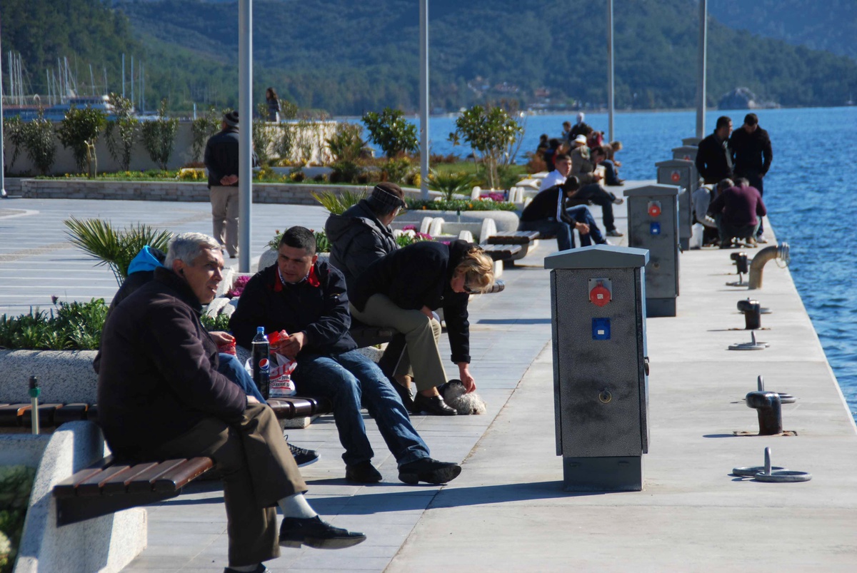 Marmaris\'te Vatandaşlar Güneşli Havanın Tadını Çıkarttı