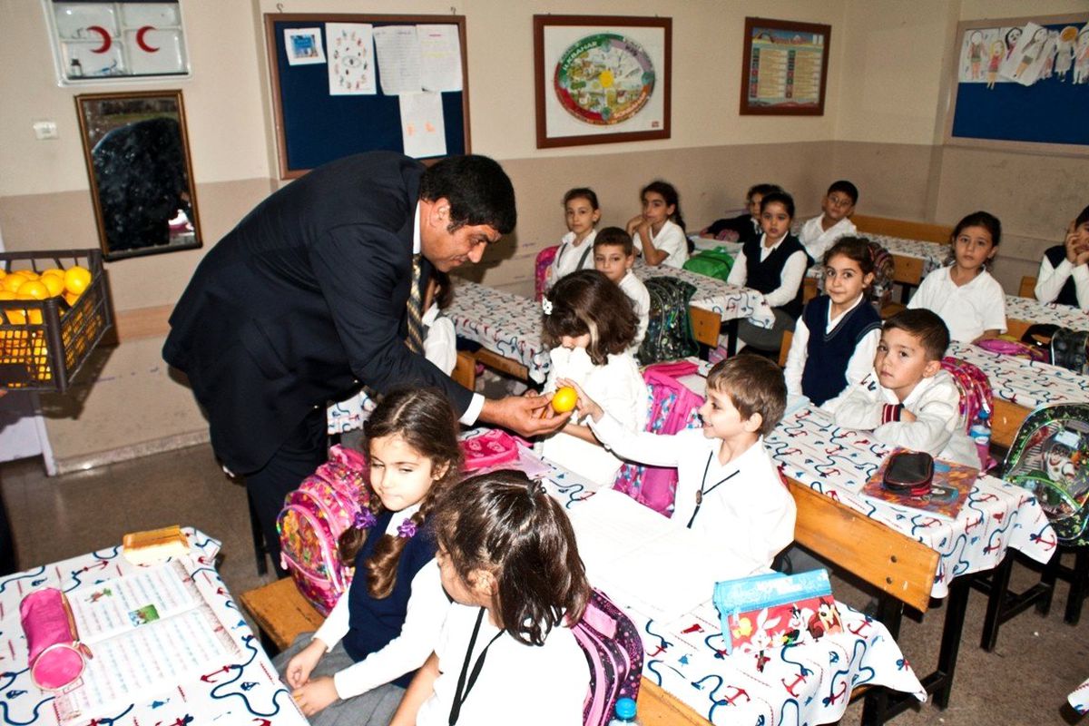 Mezitli\'de Öğrencilere Narenciye Dağıtımı