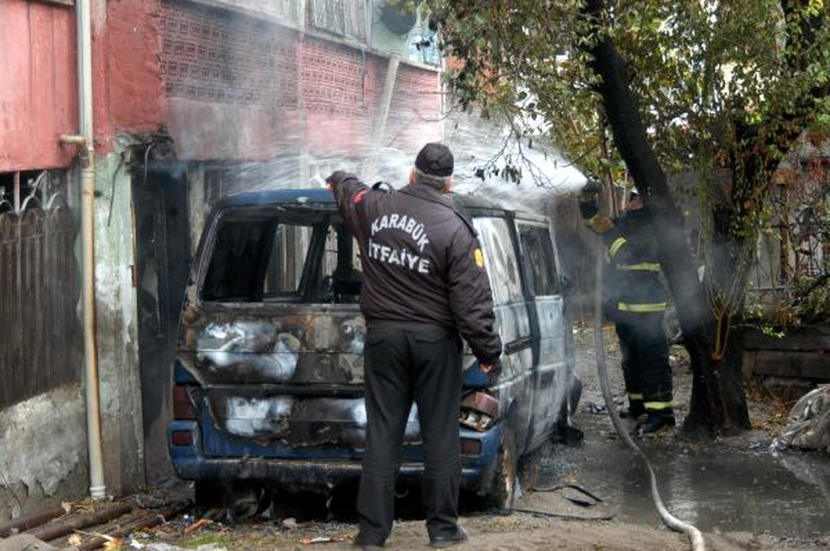 Minibüs Yandı, Eşyasını Kurtarmak İsterken Dumandan Etkilendi