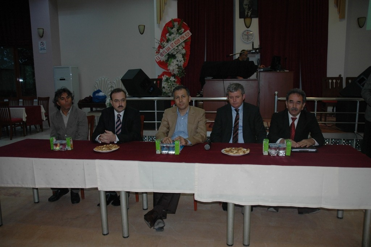 Oda Başkanı Valiyi Sakız Çiğneyerek Dinledi
