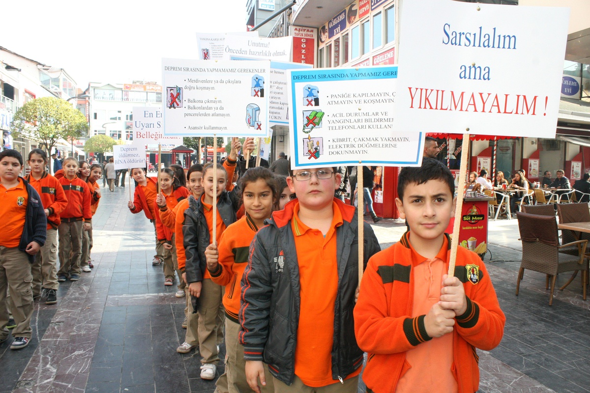 Öğrencilerden Büyüklere Deprem Dersi