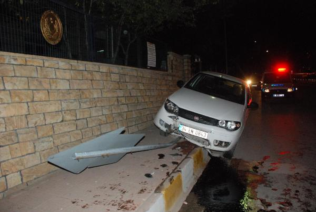 Otomobil, Kaldırıma Çıktı: 1 Yaralı