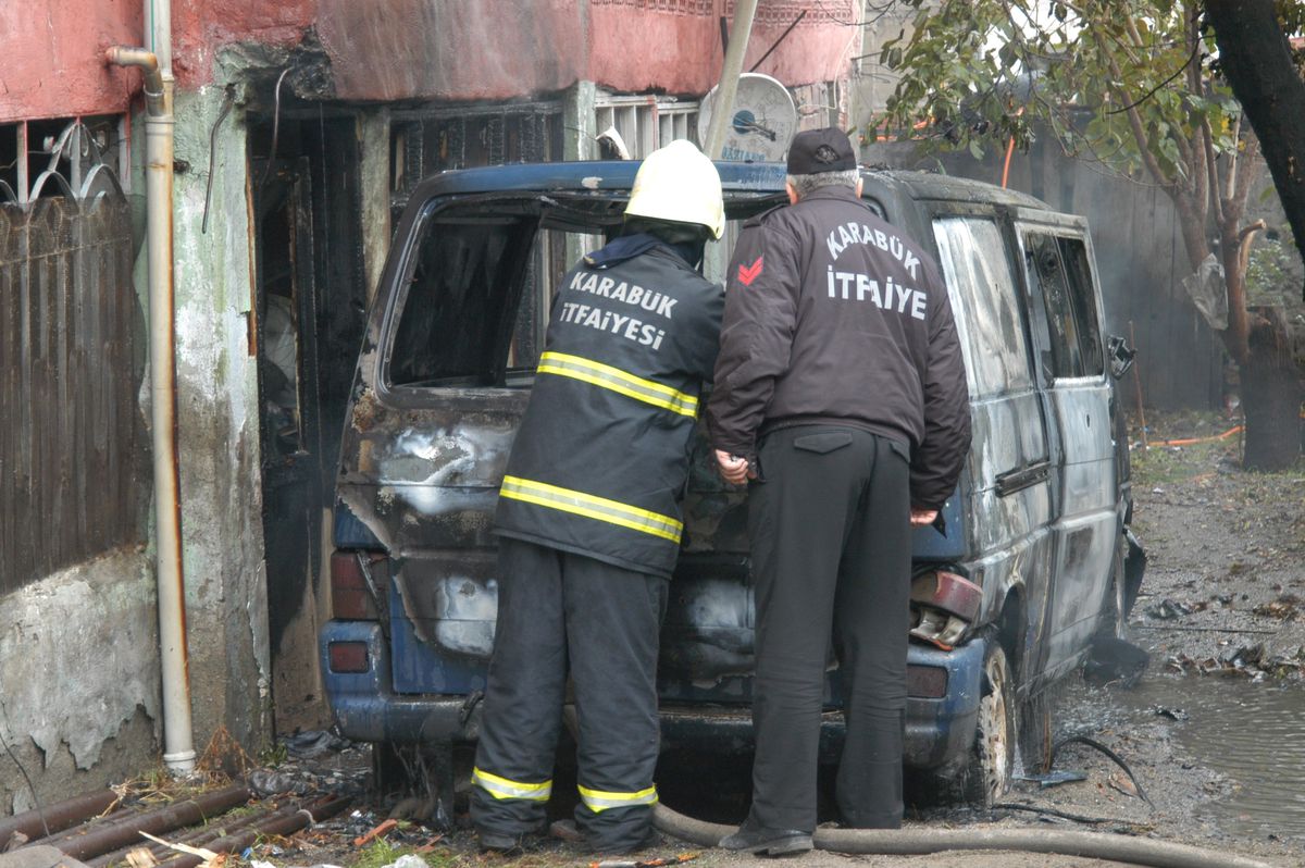 Park Halindeki Minibüste Yangın Çıktı