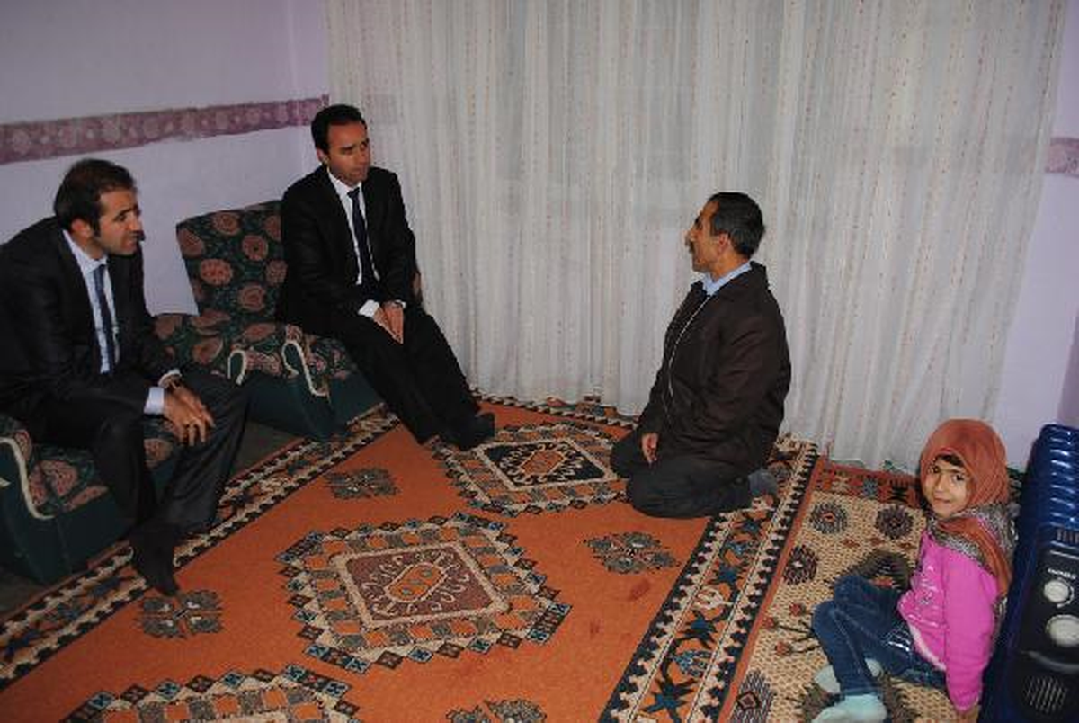 Tatvan Kaymakamı Yoksul Aileleri Evlerinde Ziyaret Etti