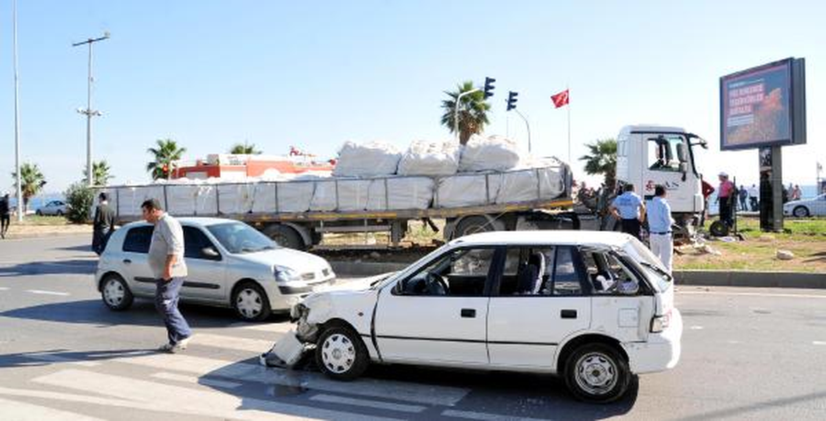 Tır, 2 Otomobile Çarptı: 2 Yaralı