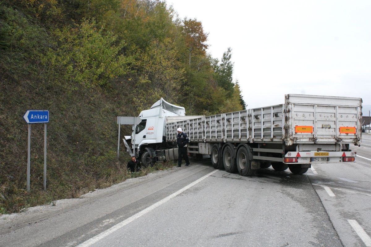 TIR Dağa Çarptı