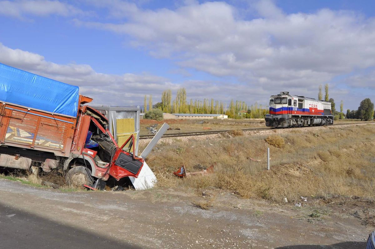 Tren Kamyona Çarptı: 1 Yalı