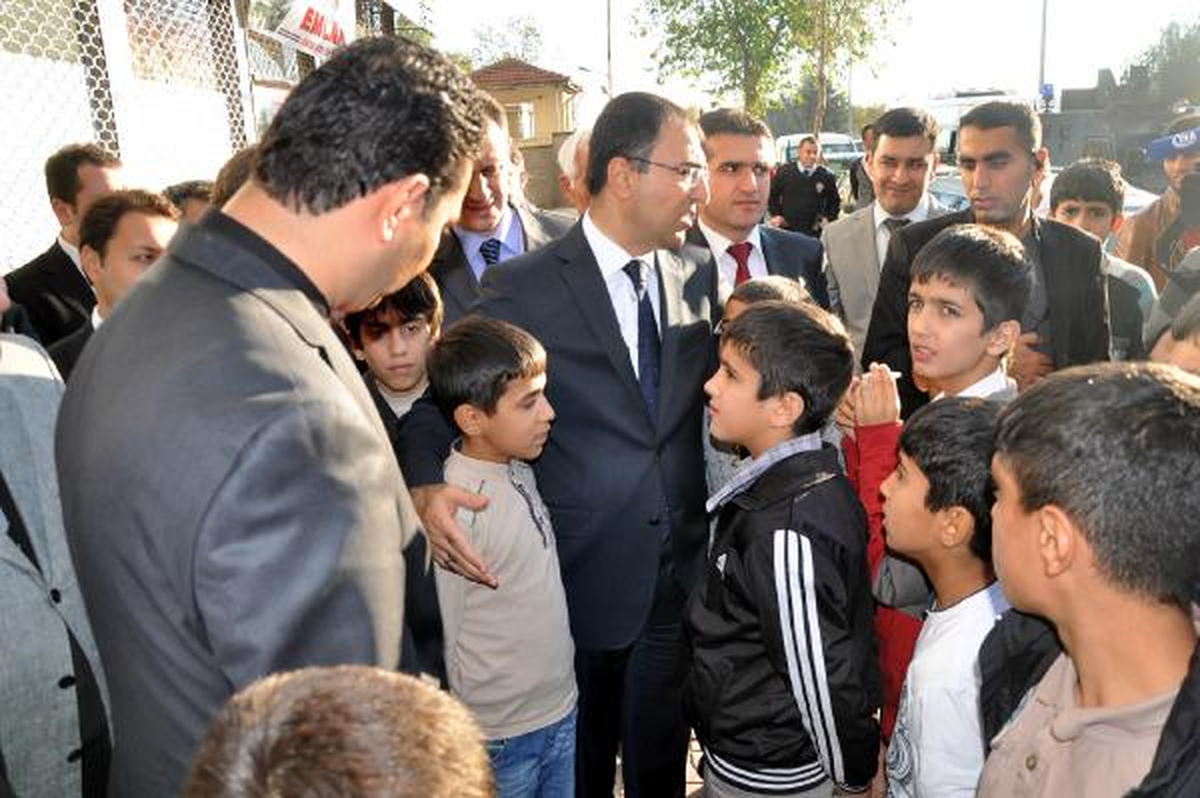 Vali Toprak\'tan Çocuklara Uyarı: Biri \'Taş At, Molotof At\' Der Geleceğin Mahvolur