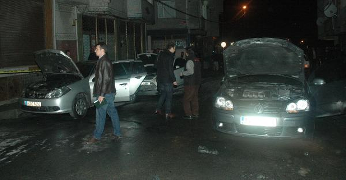 6 Otomobili Benzin Dökerek Kundakladılar