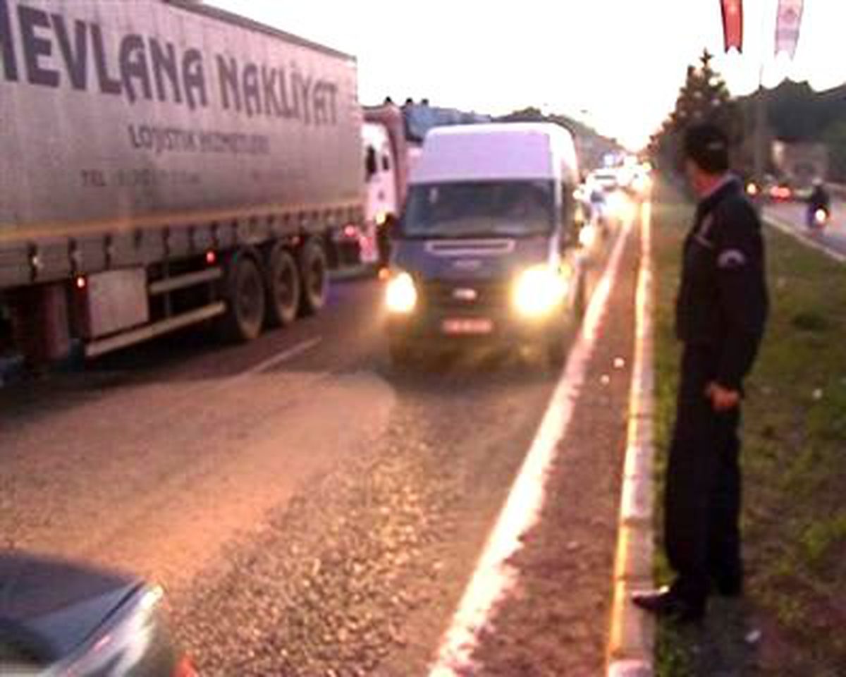 Adıyaman\'da Kum Yüklü Kamyon Devrildi: 3 Yaralı