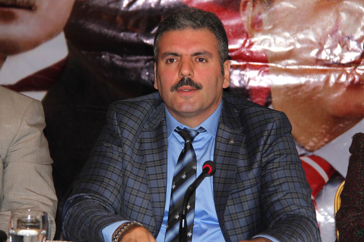 AK Parti\'li Şeker\'den Başkan Özcan \'Kaynak İsrafı\' Eleştirisi