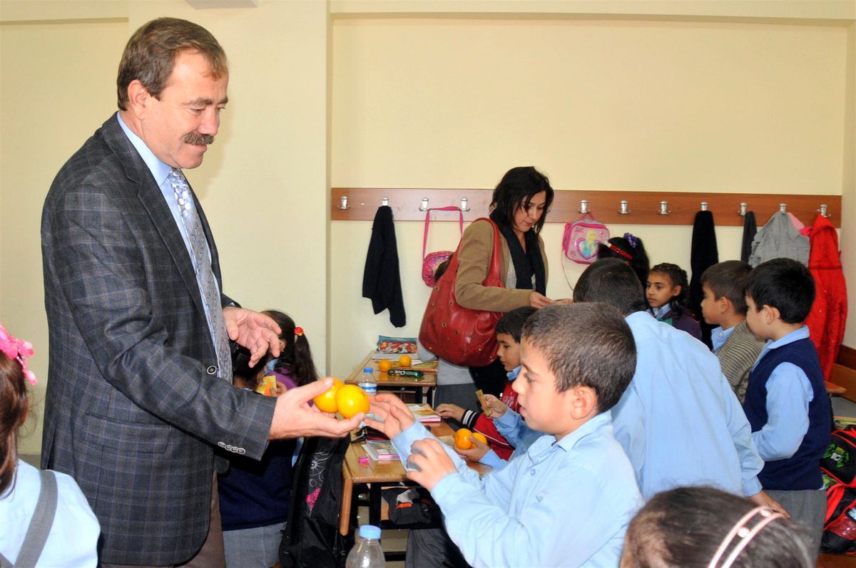 Akdeniz Belediyesi Öğrencilere Mandalina Dağıttı