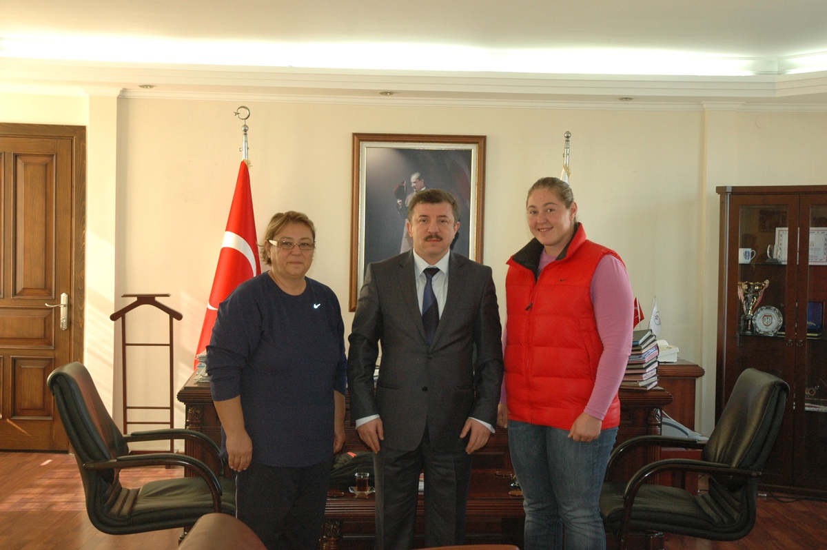 Atletizm Milli Takım Sporcusu Dilek Esmer\'in Hedefi 4 Şampiyonada 4 Madalya