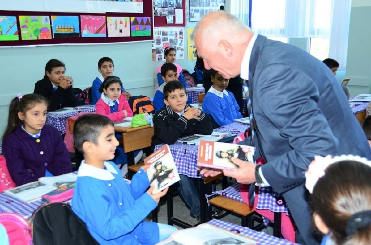 Başkan Karakayalı, Çocuklara Kitap Hediye Etti