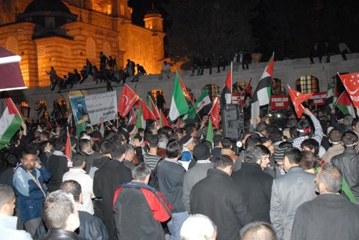 Fatih Camii\'nde İsrail\'in Protesto