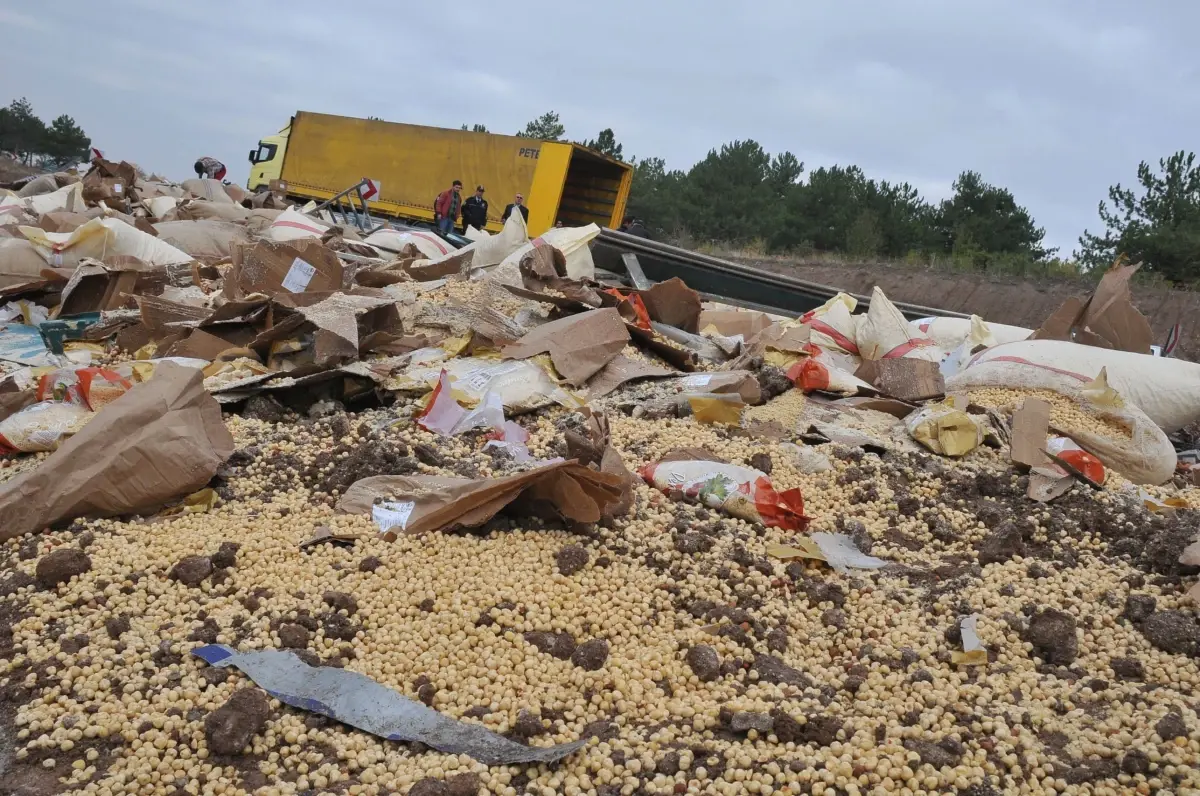 Fındık Yüklü Tır Devrildi: 2 Ölü