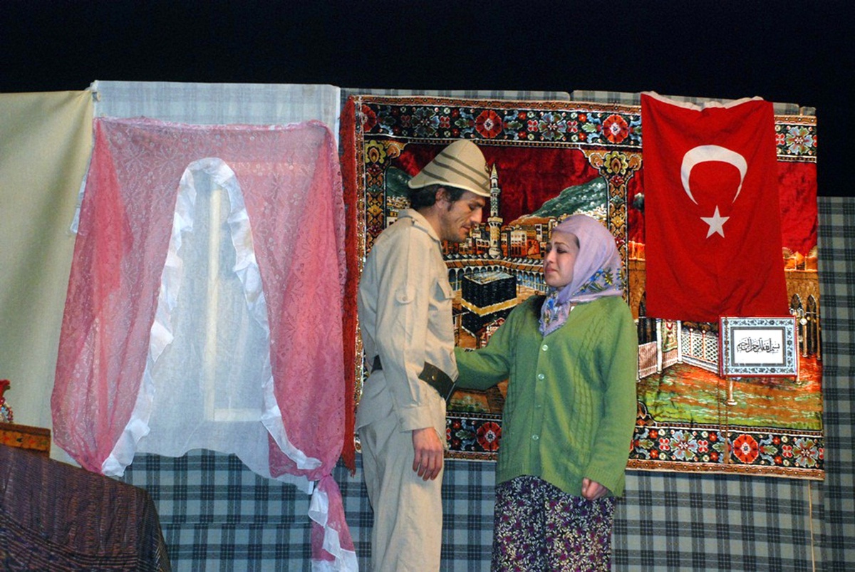 Gediz\'de İki Tiyatro Oyunu ile Çocuklar Sevindi, Büyükler Duygulandı