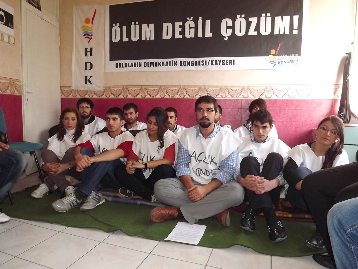 Hdk Bileşenleri Kayseri'de Açlık Grevine Başladı