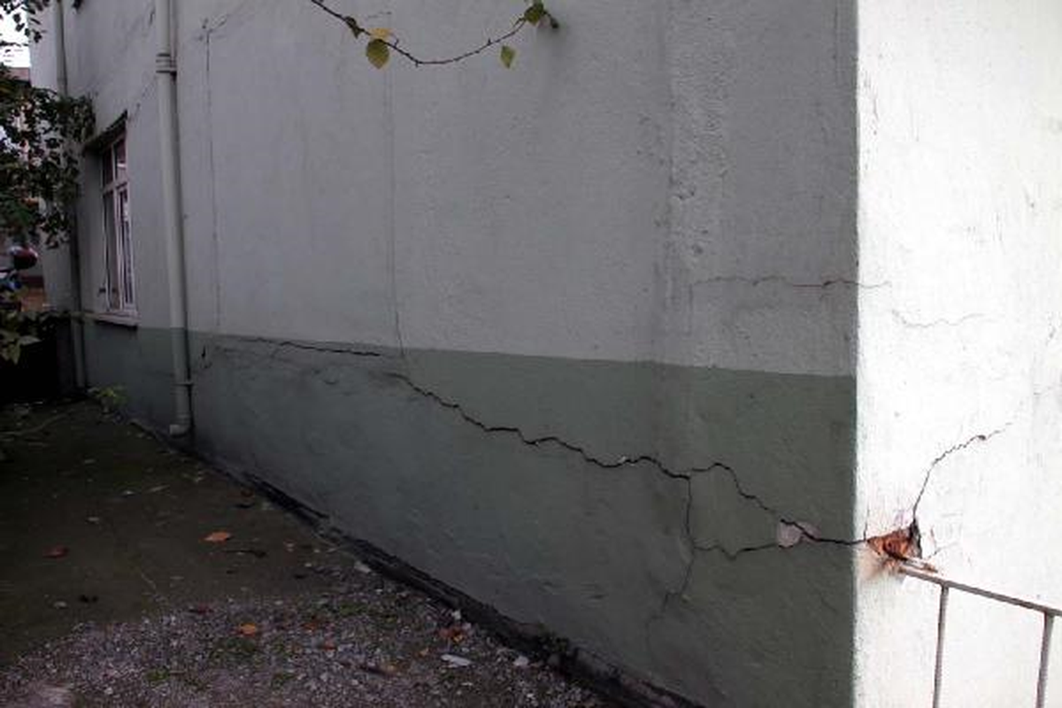 Heyelan Nedeniyle Duvarları Çatlayan Bina Boşaltıldı