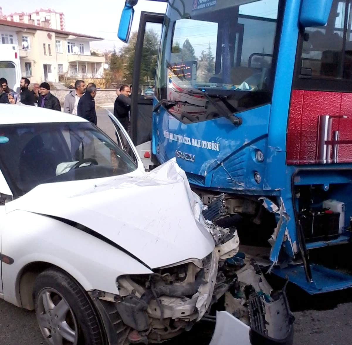 İki Ayrı Trafik Kazasında 14 Kişi Yaralandı