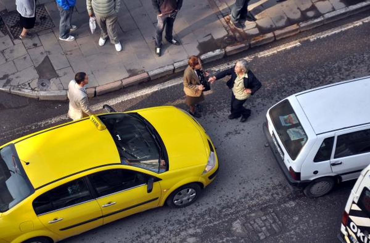 Kadın Sürücünün, Otomobiline Çarpan Taksiciye Tepkisi