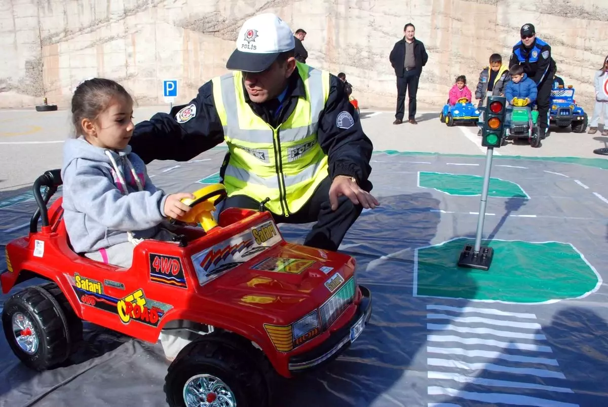 Kırıkkale Polisi Minik Öğrencilere Trafik Kurallarını Öğretti