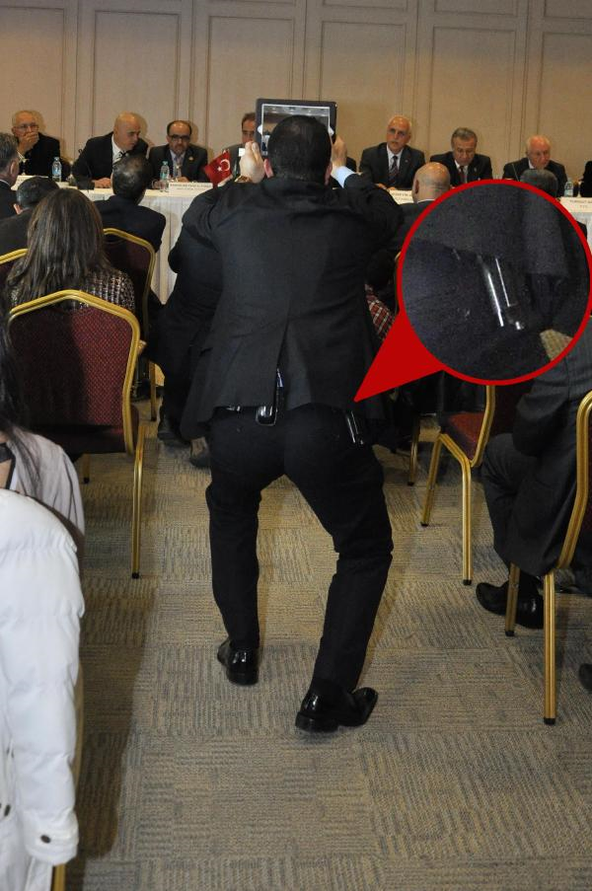 Koruma Polisinden Tablet Bilgisayarlı Çekim