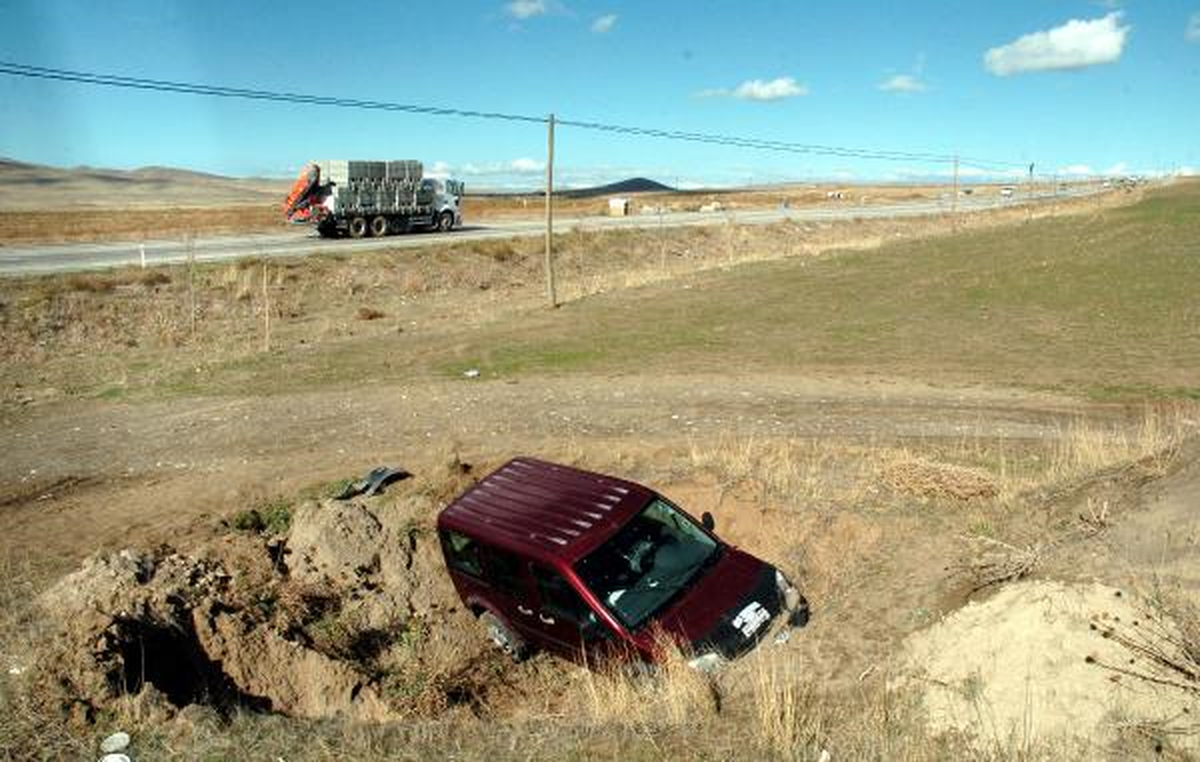 Lastiği Patlayan Hafif Ticari Araç Çukura Düştü: 5 Yaralı