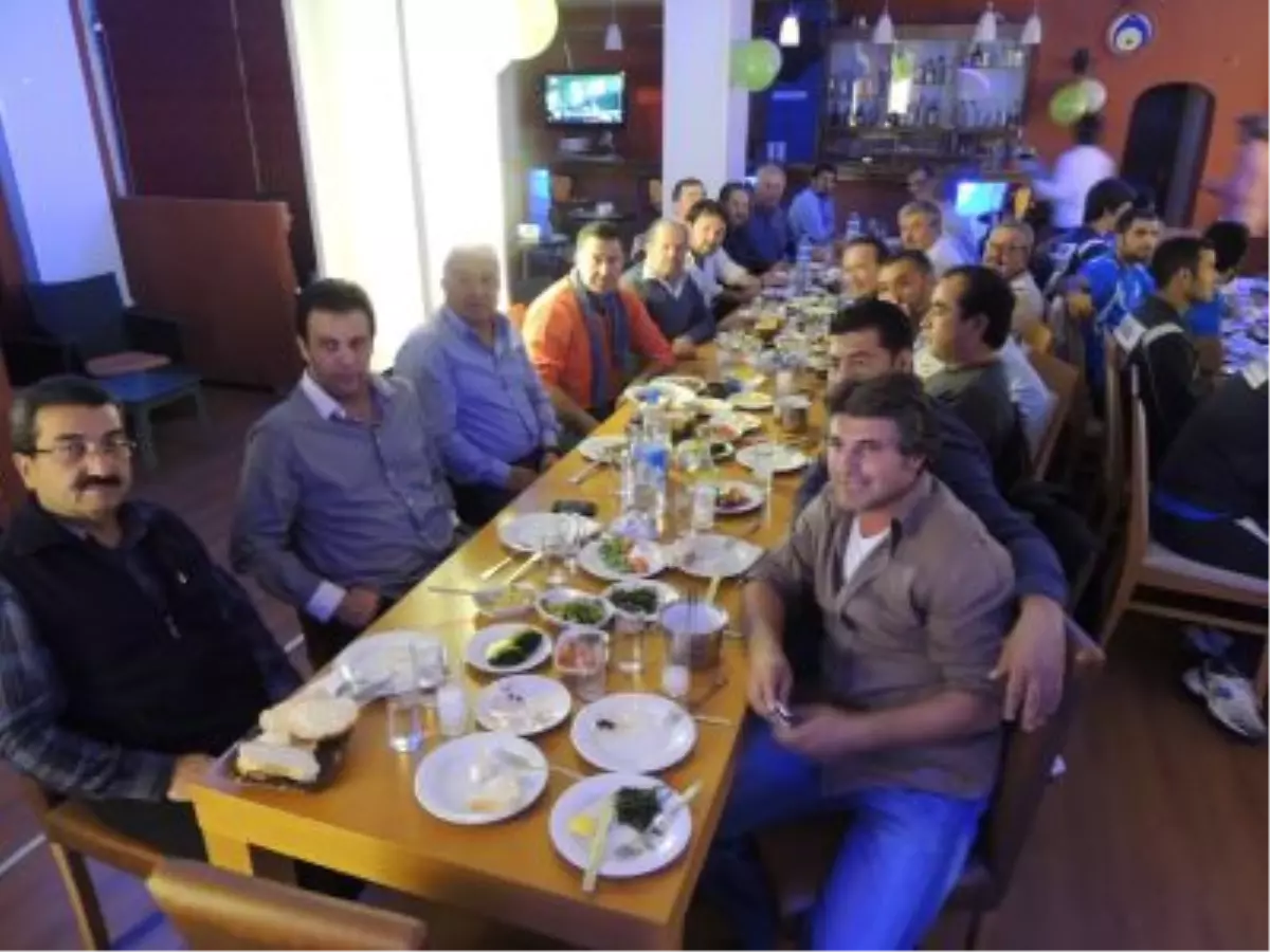 Lidere Delfi\'de Moral Yemeği