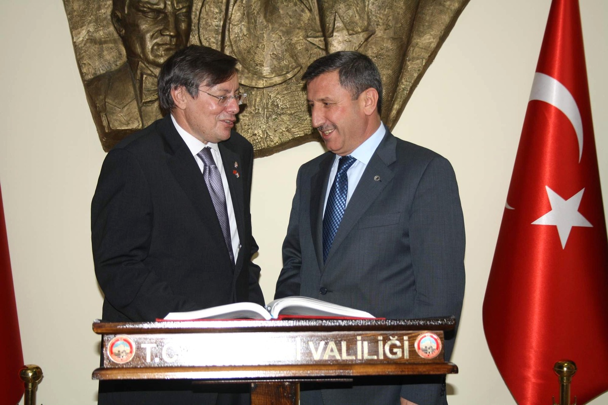 Macar Büyükelçisi Hovari Vali Yılmaz\'ı Ziyaret Etti