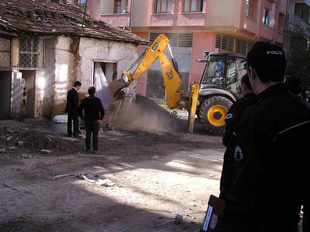 Metruk Eve Polis Nezaretinde Yıkım