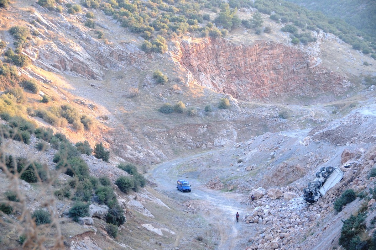 Mıcır Yüklü Kamyon Uçuruma Yuvarlandı: 1 Ölü