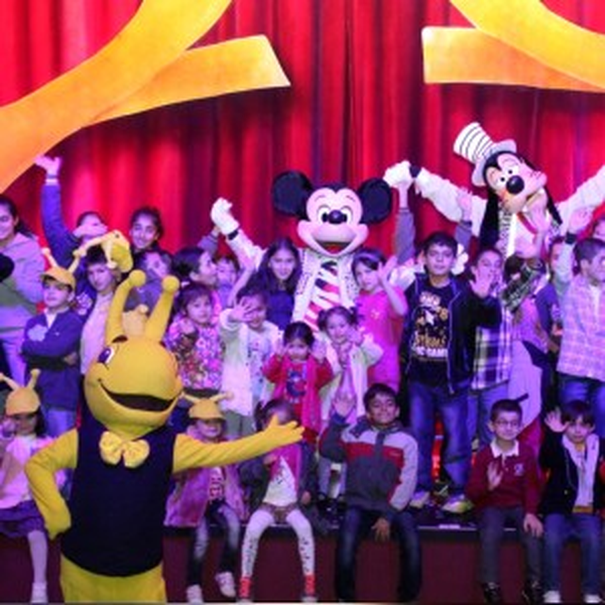 Mickey, Perdelerini Kimsesiz Çocuklar İçin Açtı

